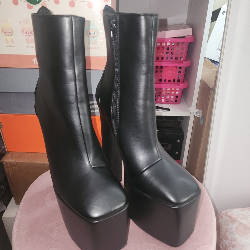 Black Avant-Garde Platform Shoes with Tall Sole